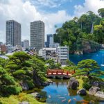Japán torii kapu, mediterrán város és türkiz tengerpart – a 2025-ös utazási trendek vizuális összefoglalója.