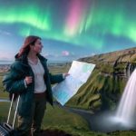 Nő térképpel és bőrönddel nézi a Seljalandsfoss vízesést Izlandon, háttérben sarki fénnyel – költséghatékony izlandi körutazás 800 ezer forint alatt 2025-ben