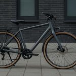 Modern városi kerékpár egy európai utcaképen naplementekor, stílusos és praktikus kialakítással.