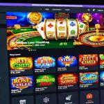 Magyar szerencsejáték-törvény dokumentumok és laptop a 2025-ös online kaszinó szabályozásról szóló cikk illusztrációjaként, magyar zászlóval a háttérben.